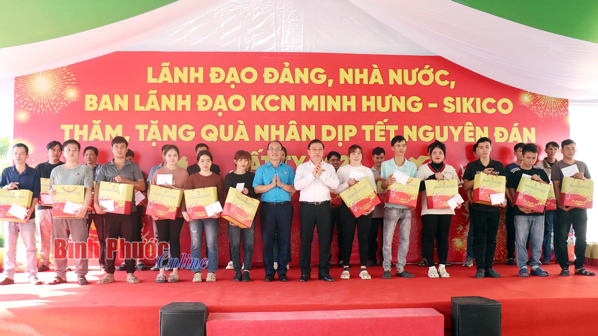 Trao 200 suất quà tết cho đoàn viên, người lao động