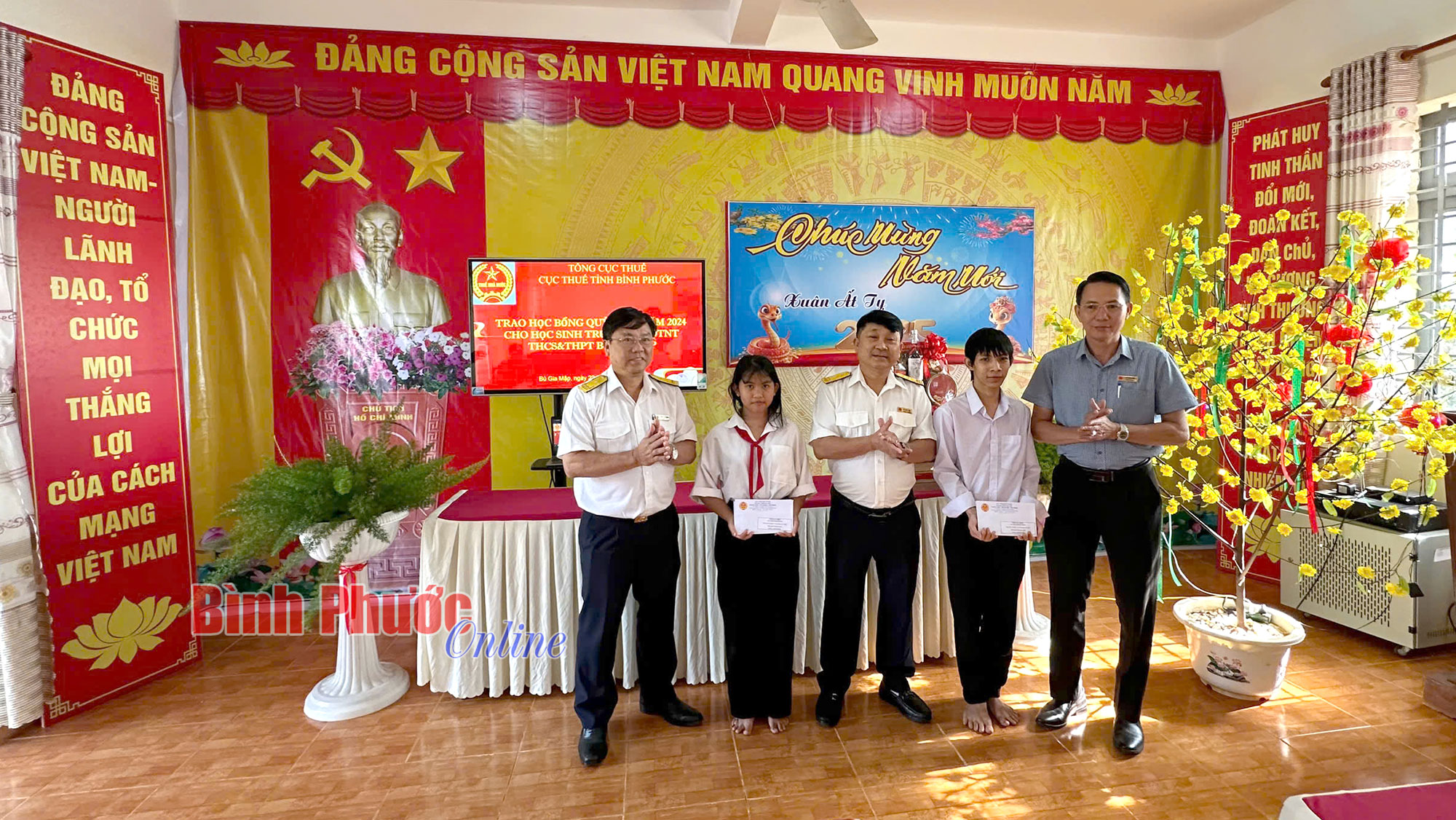 Trao học bổng cho học sinh nghèo, hiếu học