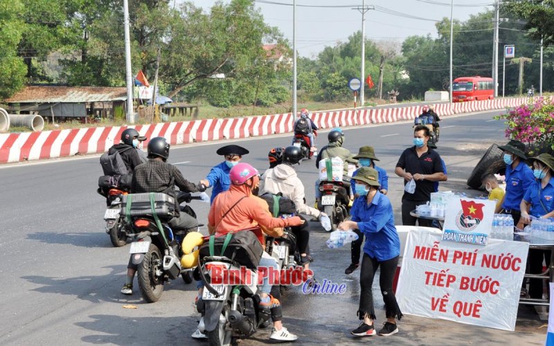 Ấm l&ograve;ng người lao động tr&ecirc;n đường về qu&ecirc; đ&oacute;n tết