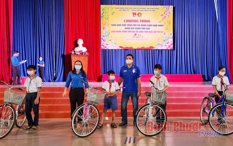 Ấm lòng quà tết cho các em thiếu nhi và gia đình có hoàn cảnh khó khăn