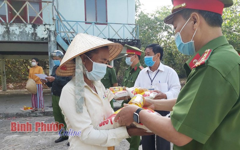 Ấm lòng từ những phần quà tết