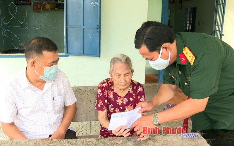 Ban Chỉ huy Quân sự huyện Chơn Thành thăm, tặng quà tết Mẹ Việt Nam anh hùng