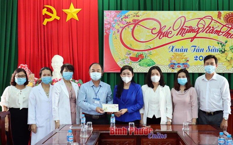Bí thư Thành ủy Đồng Xoài tặng quà, động viên cán bộ, nhân viên Trung tâm y tế thành phố đầu năm mới 2021