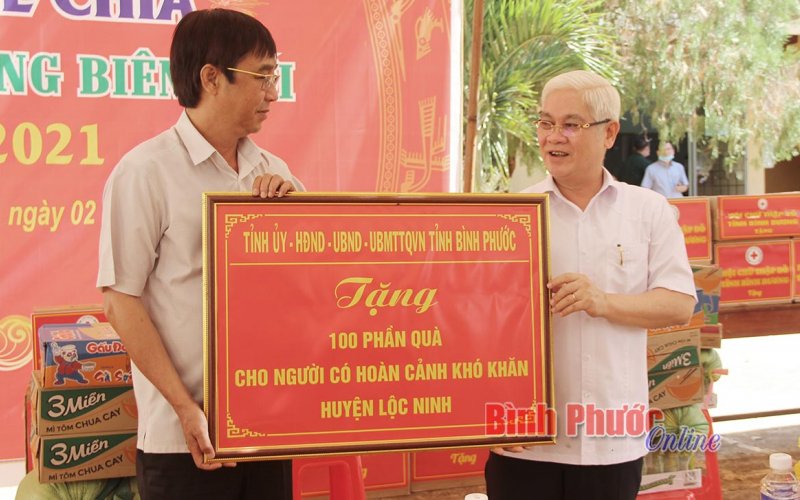 Bí thư Tỉnh ủy Nguyễn Văn Lợi thăm hỏi, tặng quà tại Bù Đốp và Lộc Ninh