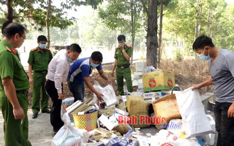 Chơn Thành: Tiêu hủy 12.531 bao thuốc lá nhập lậu  