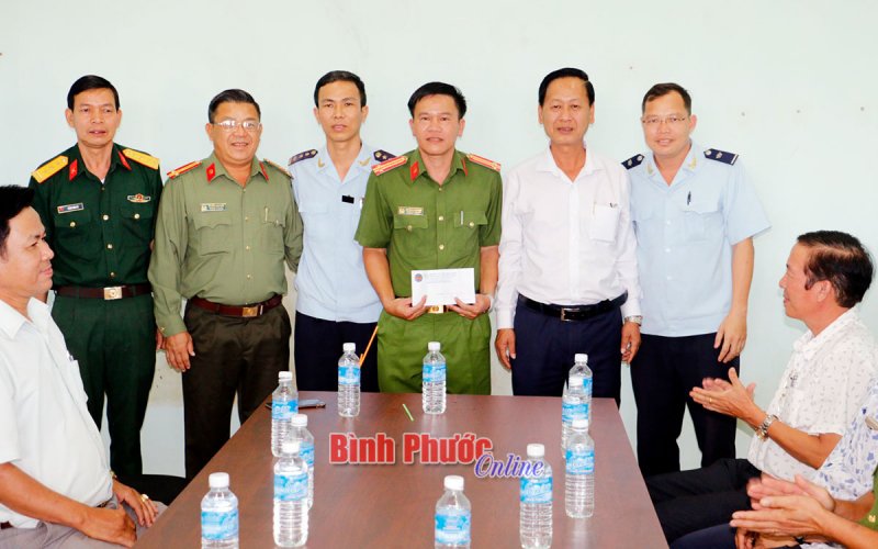 Chủ tịch UBND huyện Bù Đốp thưởng nóng lực lượng truy bắt đối tượng vận chuyển gần 80 ký pháo lậu