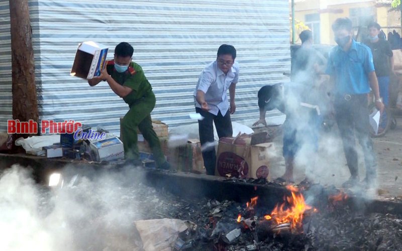 Công an Bình Long tiêu hủy hàng hóa không rõ nguồn gốc xuất xứ