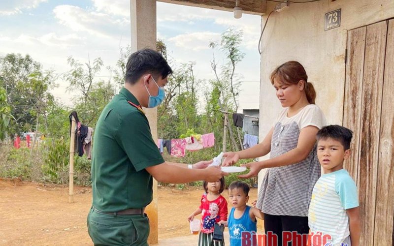 Đại đội 10 tặng khẩu trang và tuyên truyền phòng chống Covid-19