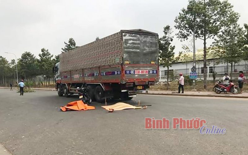 Đi bộ qua đường, người đàn ông bị xe tải tông tử vong