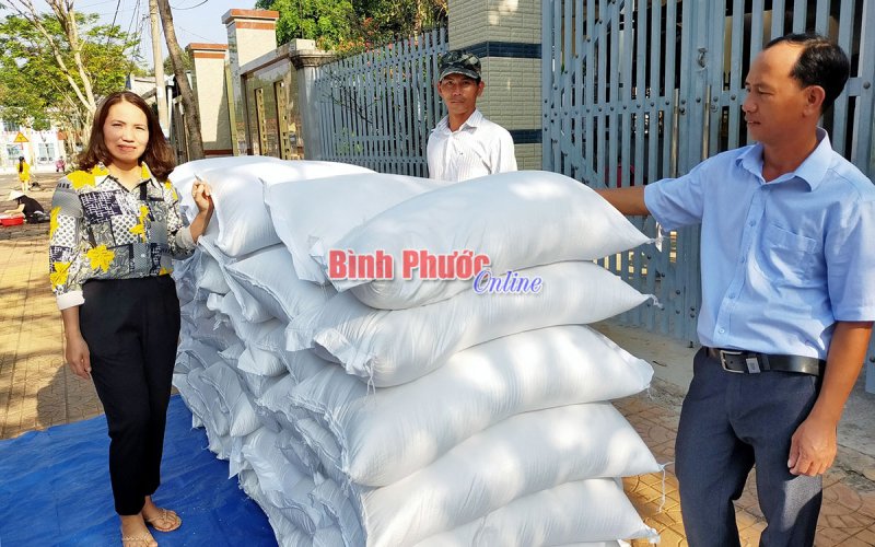 Đồng Phú tiếp nhận gần 19 tấn gạo hỗ trợ hộ nghèo, khó khăn dịp Tết Nguyên đán 2021