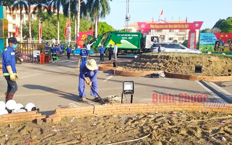 Đồng Xoài: Khẩn trương dọn dẹp đường hoa Xuân Tân Sửu 2021