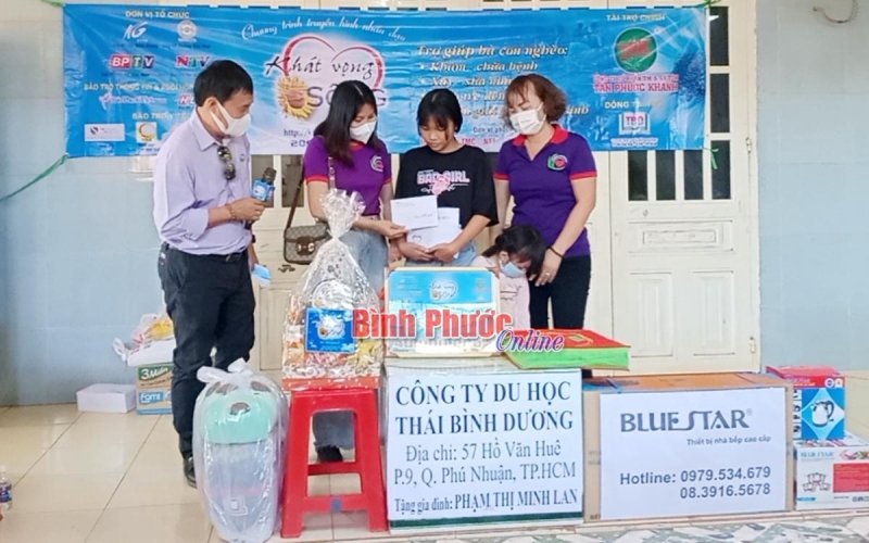 Hơn 258 triệu đồng trợ giúp cho gia đình chị Phạm Thị Minh Lan