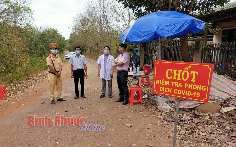 Lãnh đạo Đồng Phú thăm, động viên, tặng quà cán bộ, chiến sĩ các chốt kiểm soát dịch bệnh Covid-19