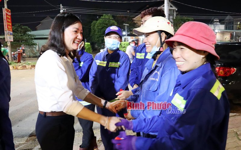 Lãnh đạo Đồng Xoài chúc tết, động viên các đơn vị làm nhiệm vụ đêm giao thừa