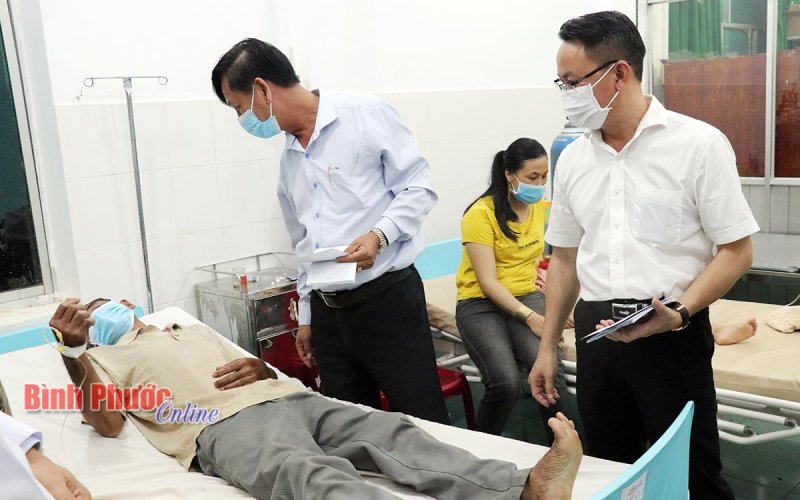 Lãnh đạo huyện Bù Đốp chúc tết các trường hợp cách ly bởi dịch bệnh Covid-19