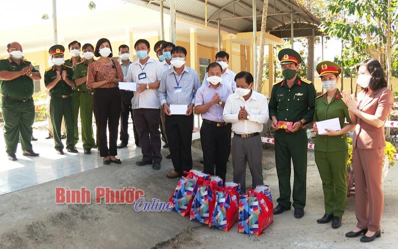 Lãnh đạo tỉnh chúc tết, tặng quà khu cách ly tại huyện Đồng Phú