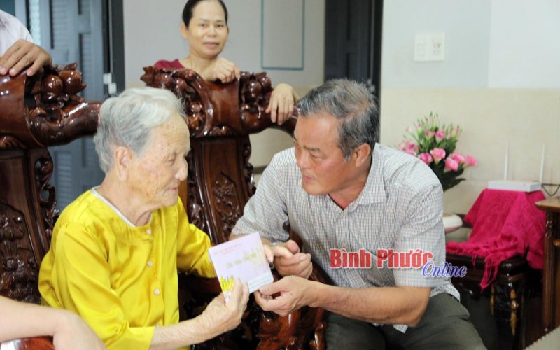 Lãnh đạo tỉnh thăm, tặng quà tết tại thị xã Phước Long