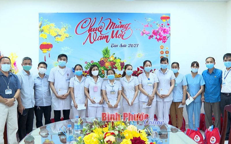 Liên đoàn Lao động tỉnh thăm, tặng quà các đơn vị y tế