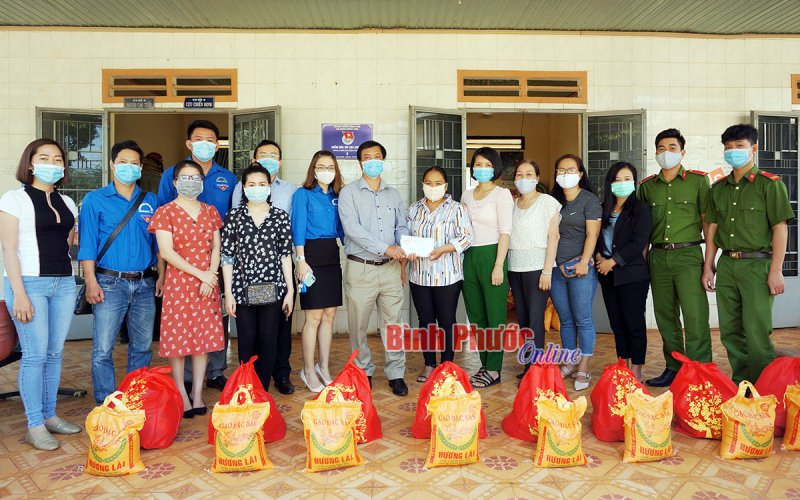 Mang tết về với trẻ em nghèo vùng sâu