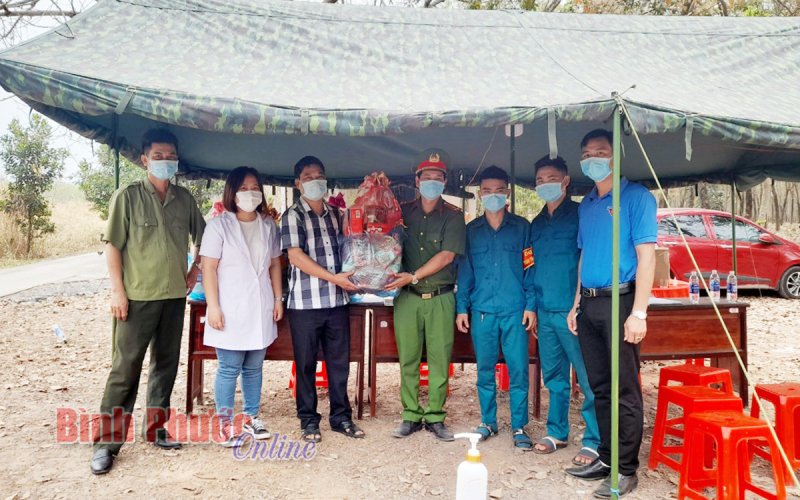 Mặt trận Tổ quốc huyện Chơn Thành thăm, tặng quà Tết tại các chốt kiểm soát dịch bệnh Covid-19