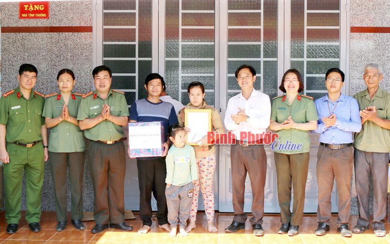 Những ngôi nhà nghĩa tình nơi biên giới