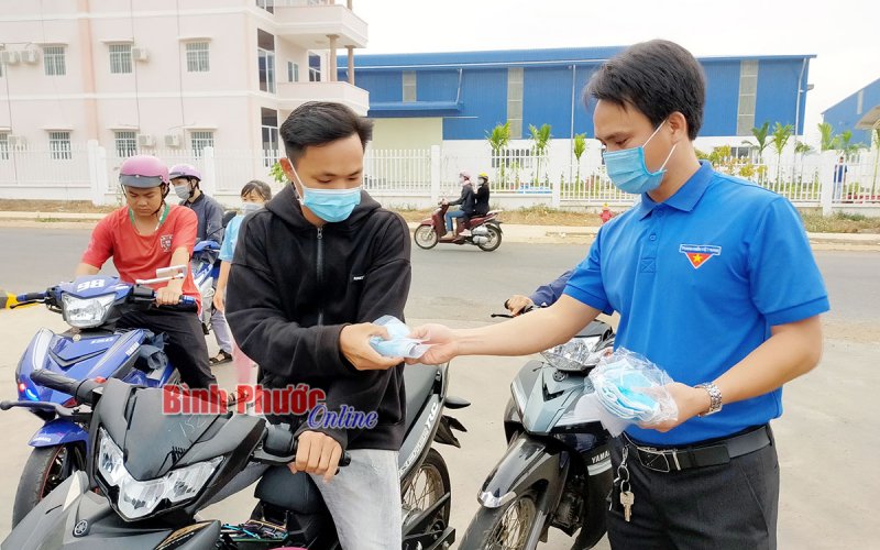 Phát khẩu trang miễn phí cho công nhân KCN Bắc Đồng Phú