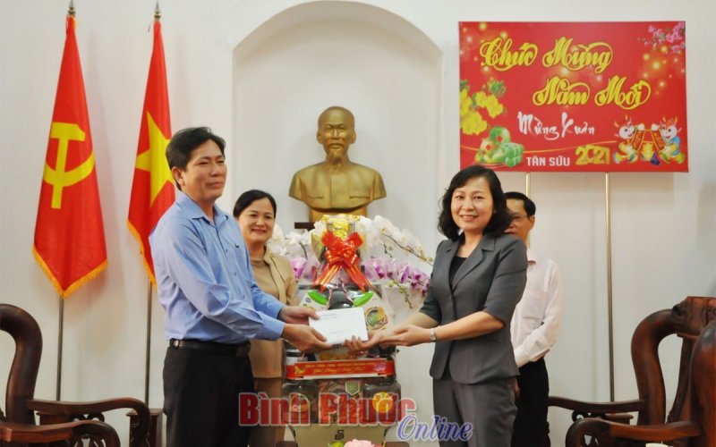 Phó bí thư Thường trực Tỉnh ủy Huỳnh Thị Hằng thăm, chúc tết thị xã Bình Long