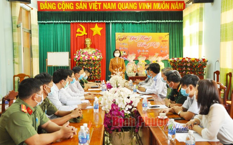 Phó chủ tịch Trần Tuyết Minh thăm, tặng quà tại các điểm cách ly 