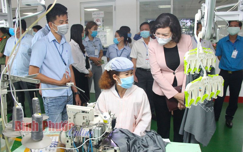 Phó chủ tịch UBND tỉnh kiểm tra phòng, chống dịch tại KCN Bắc Đồng Phú