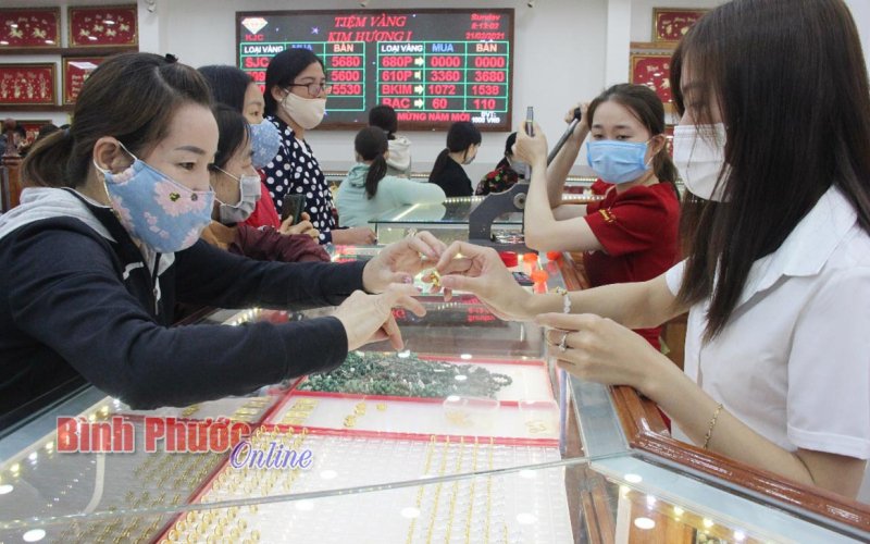 Sức mua tăng, giá vàng giảm nhẹ