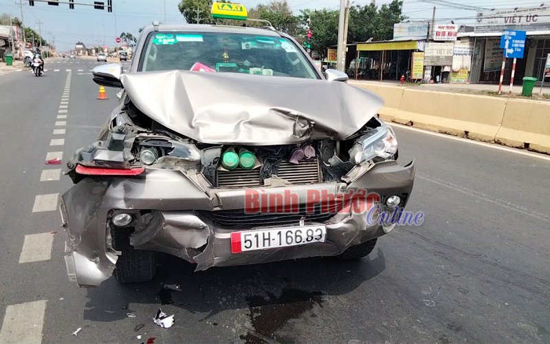 Tai nạn giao thông trên quốc lộ 13, lái xe may mắn thoát chết