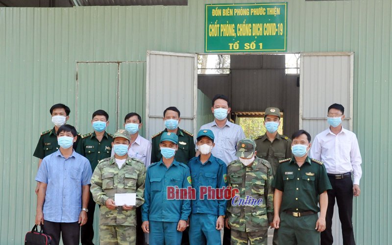 Tặng quà các đồn biên phòng, hộ liền kề chốt dân quân biên giới 