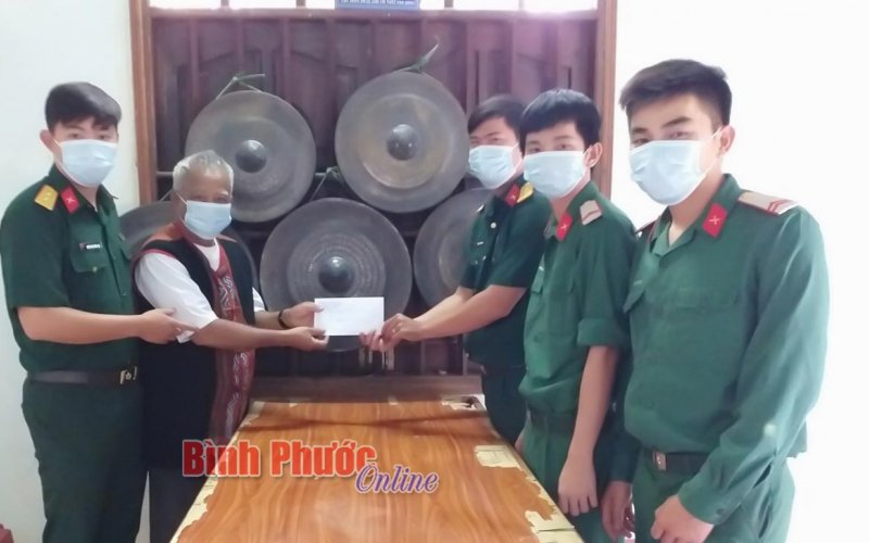 Tặng quà gia đình chính sách và người uy tín vùng đồng bào DTTS