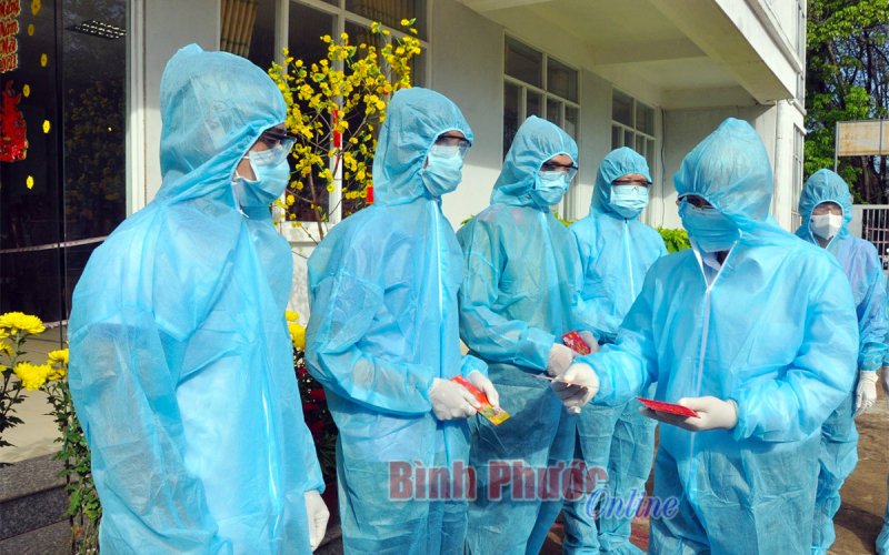 Tết đặc biệt của những chiến binh blouse trắng nơi tuyến đầu chống dịch