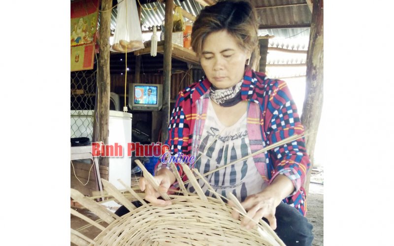 Thu nhập khá từ nghề đan lát thủ công