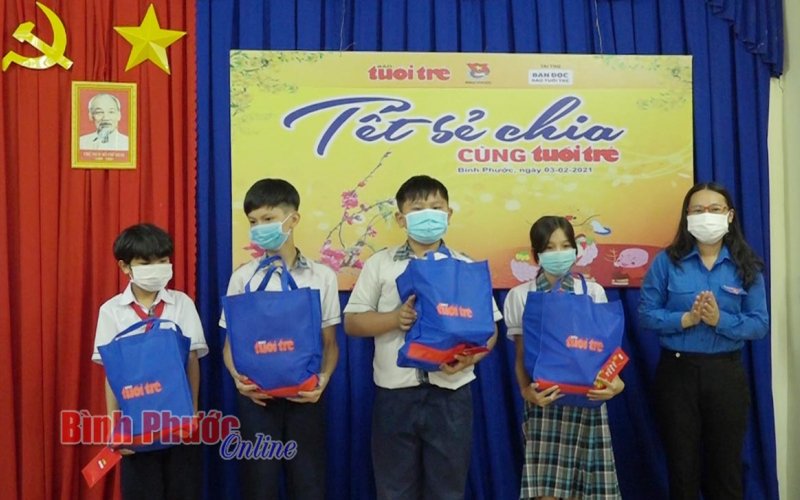 Tỉnh đoàn trao 300 phần quà “Tết sẻ chia cùng Tuổi trẻ”