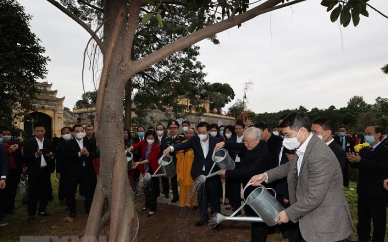 Tổng Bí thư, Chủ tịch nước Nguyễn Phú Trọng dâng hương và trồng cây đầu xuân tại Hoàng thành Thăng Long