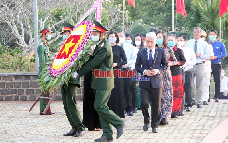 Viếng nghĩa trang liệt sĩ tỉnh nhân kỷ niệm 91 năm Ngày thành lập Đảng