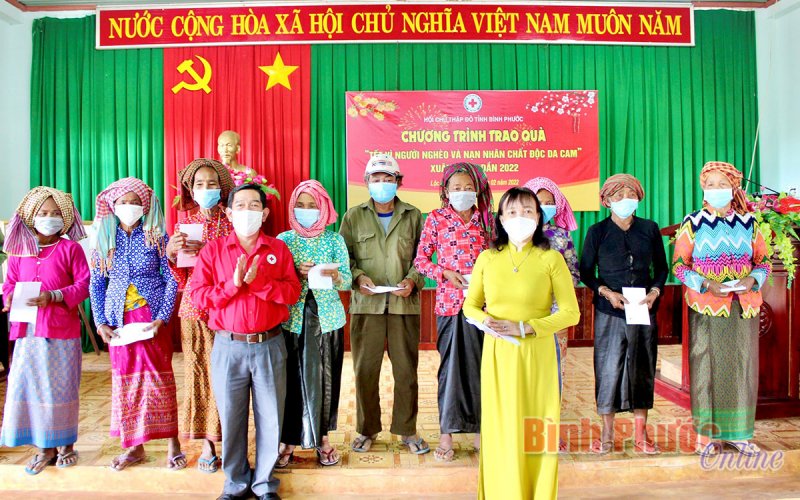 100 phần quà tặng bà con khó khăn xã Lộc Thạnh