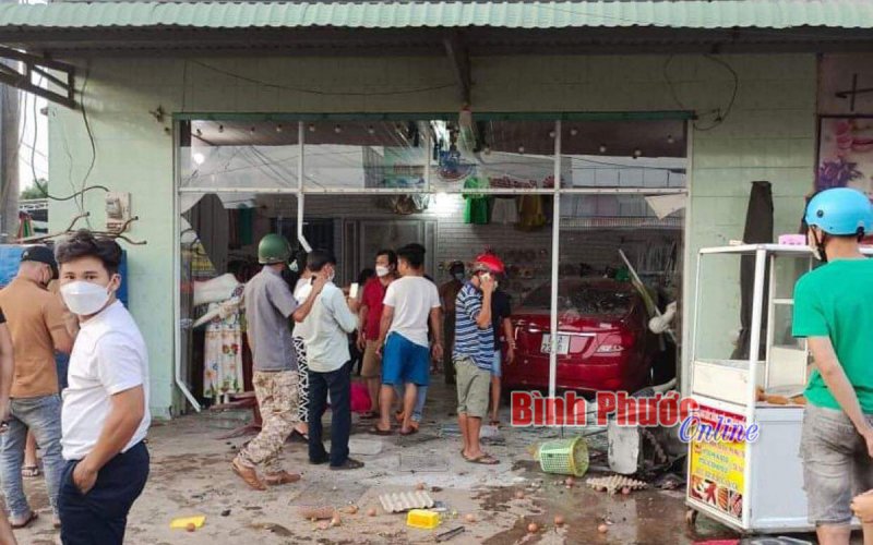 Bình Phước: Xe ô tô lao vào cửa hàng quần áo, 3 người may mắn thoát chết