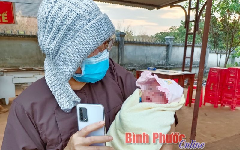 Bù Đăng: Bé trai sơ sinh bị bỏ lại trước cổng chùa