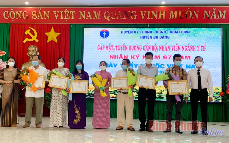 Bù Đăng gặp mặt cán bộ, nhân viên ngành y tế