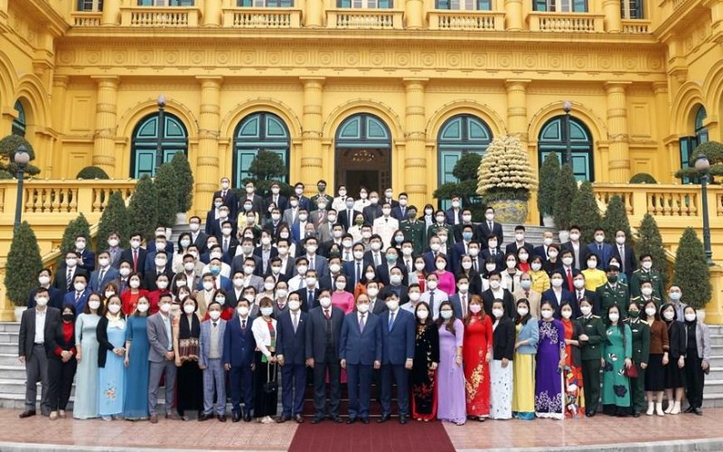 Chủ tịch nước Nguyễn Xuân Phúc: Tiếp tục quan tâm, chăm lo nhiều hơn nữa đến đội ngũ y bác sĩ, cán bộ y tế