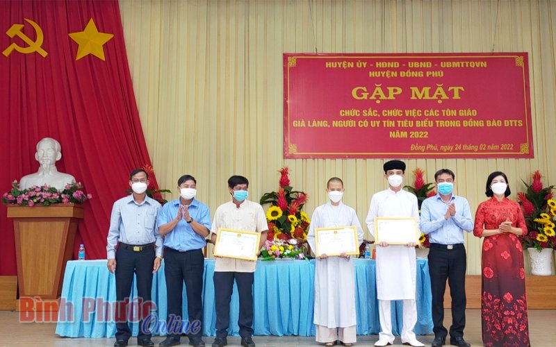 Đồng Phú gặp mặt chức sắc, chức việc, già làng, người có uy tín tiêu biểu