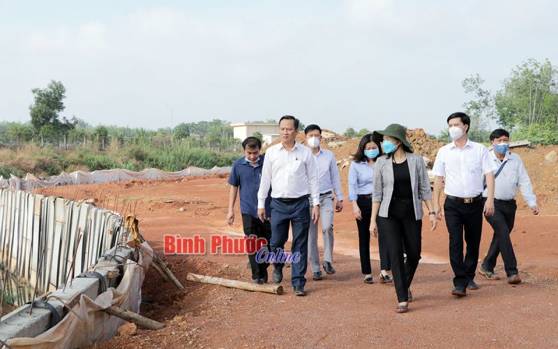 Đồng Xoài: Kiểm tra công trình xây dựng và động viên công nhân lao động trên công trường