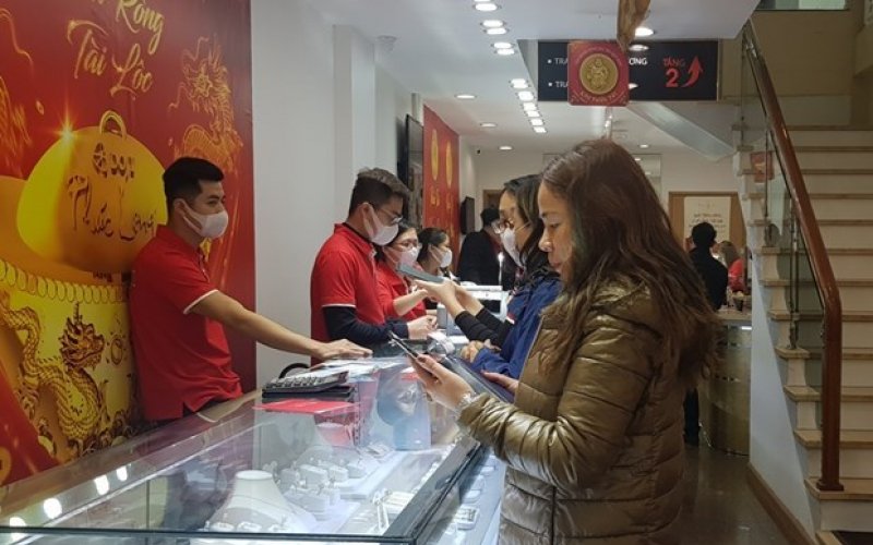 Giá vàng trong nước bật tăng mạnh 300.000 đồng theo đà của thế giới