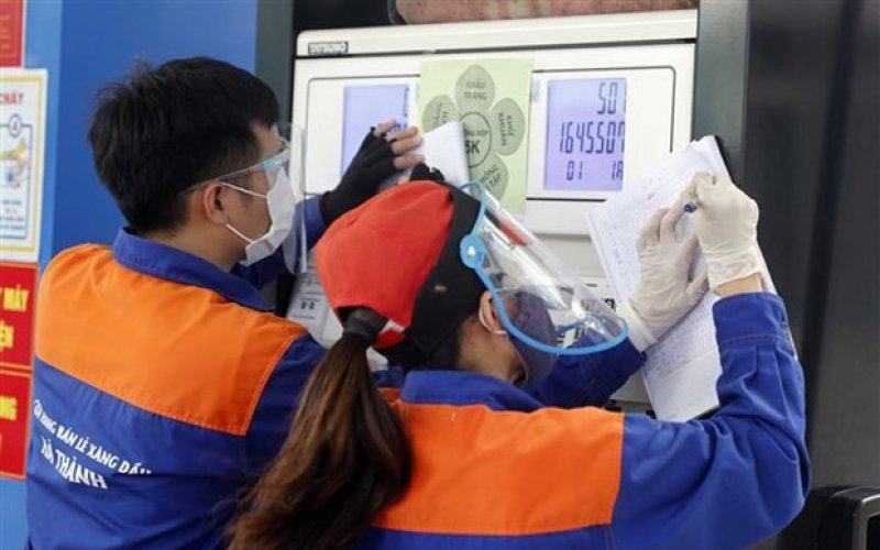 Giá xăng dầu liên tục tăng: Ngành logistics khó khăn chồng khó khăn