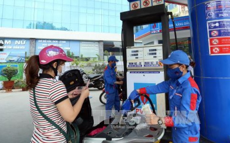 Giá xăng, dầu tiếp tục tăng gần 1.000 đồng/ lít