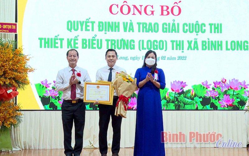 Giảng viên Đỗ Văn Dũng và cơ duyên với cuộc thi thiết kế biểu trưng TX. Bình Long