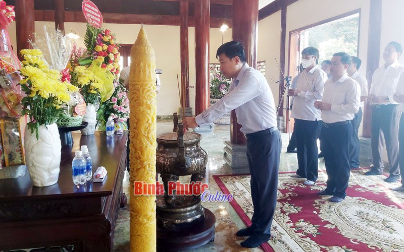 Lãnh đạo tỉnh dâng hương tại Khu di tích quốc gia đặc biệt Căn cứ Tà Thiết